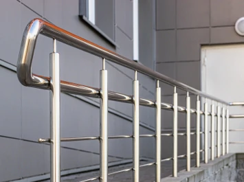 Corrimão de inox como solução moderna para segurança e valorização imobiliária