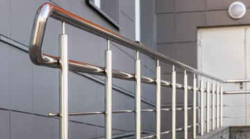 Corrimão de inox como solução moderna para segurança e valorização imobiliária
