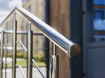 Instalação de corrimão: segurança, valorização imobiliária e estética funcional para imóveis modernos
