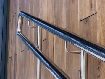 Corrimão de inox como elemento essencial para segurança, estética e valorização de imóveis em Belo Horizonte
